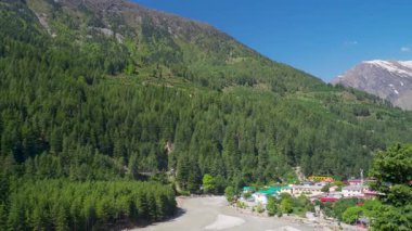 Harsil Vadisi, Bhagirathi Nehri, Gangontri Buzulu, Mt. Srikantha, Harsil ve Bandarpoonch Boynuzları. Uttarkashi Hindistan.