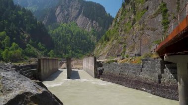 Uttarkashi, Hindistan 'da Bhagirathi Nehri üzerinde 600 MW' lık bir hidroelektrik santrali projesi durduruldu..