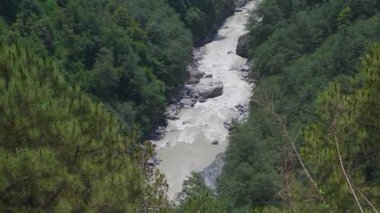 : Ganj 'ın önde gelen nehirlerinden biri olan Bhagirathi Nehri Gaumukh Buzulu' ndan akar ve Alaknanda ile Devpray Ag 'da birleşir..