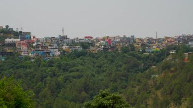 20 Mayıs Chamba Köyü Uttarakhand Hindistan. Uttarakhand 'da sakin bir tepe istasyonu olan Chamba Köyü' nün çarpıcı hava manzarası, Himalaya manzaralarıyla çevrili..