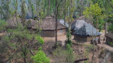 Uttarakhand 'da yarı göçebe Van Gujjjars, çamurlu evlerde yaşıyor, bufalo çiftçiliği yapıyor. Hindistan