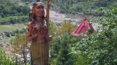 Himalaya bölgesindeki Lord Shiva 'nın heykeli kutsal Bhagirathi Nehri' nin üzerinde duruyor. Ganj nehri..