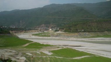 Chinyalisaur 'daki yapay Tehri Gölü rezervuarı, Uttarakhand, düşük yaz yağmuru nedeniyle kurumuş, çorak toprakları ortaya çıkarıyor..