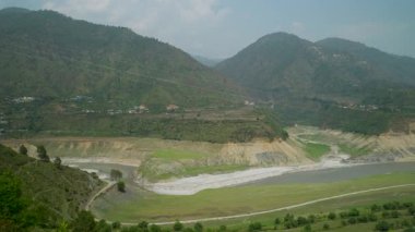 Chinyalisaur 'daki yapay Tehri Gölü rezervuarı, Uttarakhand, düşük yaz yağmuru nedeniyle kurumuş, çorak toprakları ortaya çıkarıyor..