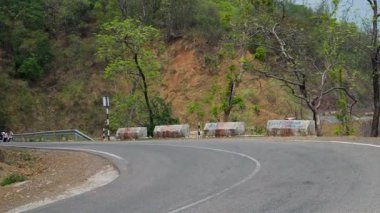Uttarakhand, Dehradun 'da bir orman yolu, kentsel genişleme ve kaynak talepleri nedeniyle orman örtüsünün azaltıldığını gösteriyor.