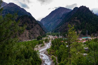 Ganj Nehri 'nin kutsal bir kolu olan Bhagirathi Nehri, Gangotri Buzulu' ndan Harsil Vadisi 'ne akar..