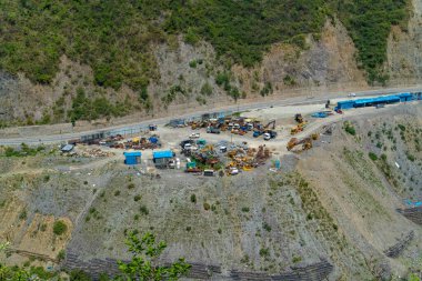 20 Mayıs Çinli, Uttarakhand, Hindistan. Uttarakhand, Chinyalisaur 'da büyük bir inşaat alanı, ağır kamyonlar, hidrolik ekipmanlar, tepe kesimi ve heyelan yönetimi.