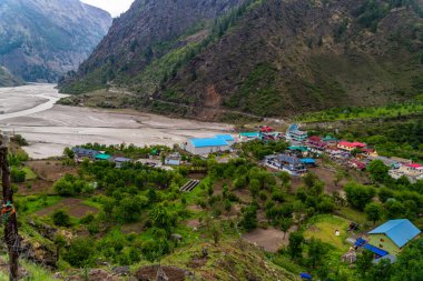 Harsil Vadisi 'nden 5-6 km uzaklıktaki Sukhi Köyü örülmüş Ganga Nehri kıyısında oturuyor ve Himalaya manzarası sunuyor.