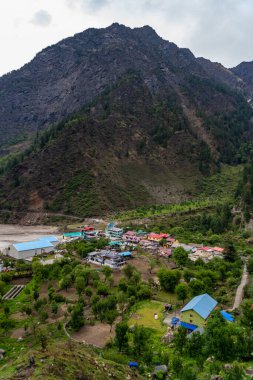 Harsil Vadisi 'nden 5-6 km uzaklıktaki Sukhi Köyü örülmüş Ganga Nehri kıyısında oturuyor ve Himalaya manzarası sunuyor.