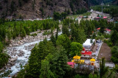 Ganj Nehri 'nin kutsal bir kolu olan Bhagirathi Nehri, Gangotri Buzulu' ndan Harsil Vadisi 'ne akar..