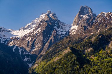 Harsil 'in Karlı Majestic Boynuzu, Harsil Vadisi, Uttarkashi' de hayvan boynuzlarını andıran ikiz zirveler, 4,800 m & 5,300 m 'ye yükseliyor. Uttarkashi. Hindistan