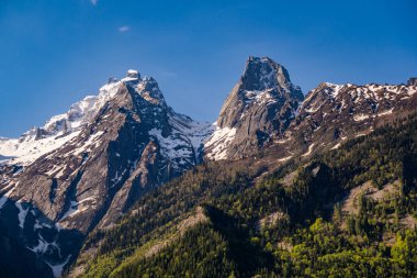 Harsil 'in Karlı Majestic Boynuzu, Harsil Vadisi, Uttarkashi' de hayvan boynuzlarını andıran ikiz zirveler, 4,800 m & 5,300 m 'ye yükseliyor. Uttarkashi. Hindistan