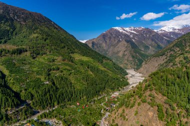 Ganj Nehri 'nin kutsal bir kolu olan Bhagirathi Nehri, Gangotri Buzulu' ndan Harsil Vadisi 'ne akar..