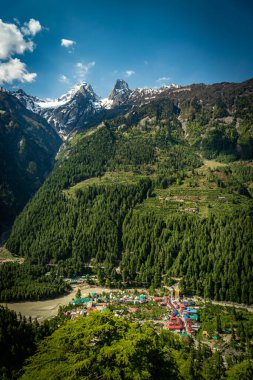 Uttarkashi, Uttarakhand 'deki Harsil Vadisi kasabasının şaşırtıcı hava manzarası Himalayalar' da Bhagirathi Nehri boyunca uzanır..