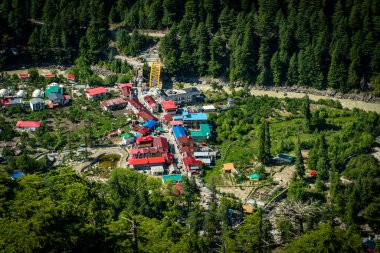 Uttarkashi, Uttarakhand 'deki Harsil Vadisi kasabasının şaşırtıcı hava manzarası Himalayalar' da Bhagirathi Nehri boyunca uzanır..