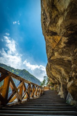 Bir zamanlar önemli bir Hint-Tibet ticaret yolu olan Uttarkashi 'de 136 metre uzunluğunda ahşap köprü, şimdi manzaralı bir turizm merkezi haline geldi..