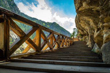 Bir zamanlar önemli bir Hint-Tibet ticaret yolu olan Uttarkashi 'de 136 metre uzunluğunda ahşap köprü, şimdi manzaralı bir turizm merkezi haline geldi..