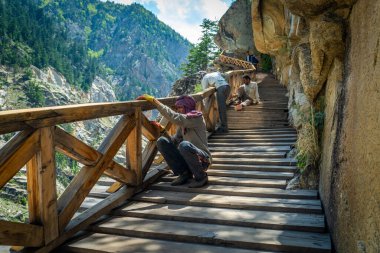 Bir zamanlar önemli bir Hint-Tibet ticaret yolu olan Uttarkashi 'de 136 metre uzunluğunda ahşap köprü, şimdi manzaralı bir turizm merkezi haline geldi..