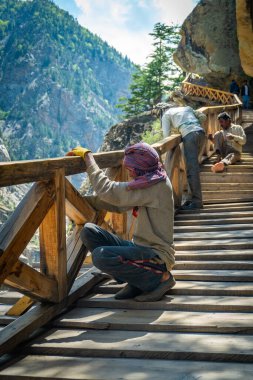 Bir zamanlar önemli bir Hint-Tibet ticaret yolu olan Uttarkashi 'de 136 metre uzunluğunda ahşap köprü, şimdi manzaralı bir turizm merkezi haline geldi..