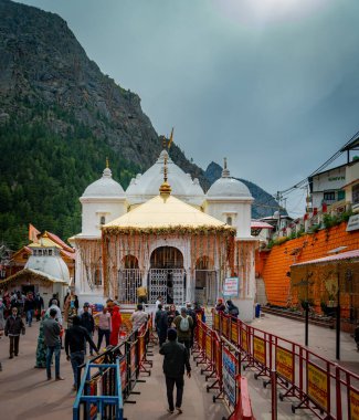 20 Mayıs 2025, Uttarakhand Hindistan. Dindarlar, Himalayalar 'daki saygı duyulan bir Hindu tapınağı olan Gangotri Dham' da kutsal Ganj 'ın kökenini işaretlemek için toplandılar..