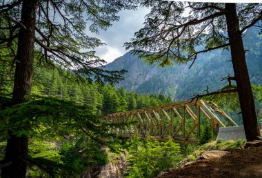 Lanka Köprüsü, diğer adıyla Bhaironghati Köprüsü, Jadh Ganga Nehri boyunca uzanır, Bhaironghati & Gangotri 'yi 9.200 feet yükseklikte birbirine bağlar..