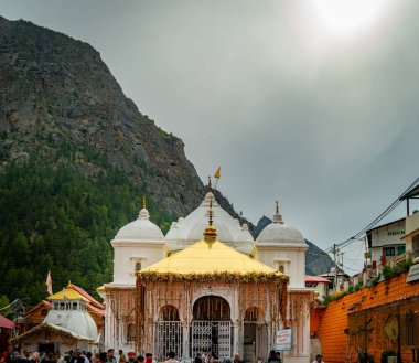 20 Mayıs 2025, Uttarakhand Hindistan. Dindarlar, Himalayalar 'daki saygı duyulan bir Hindu tapınağı olan Gangotri Dham' da kutsal Ganj 'ın kökenini işaretlemek için toplandılar..
