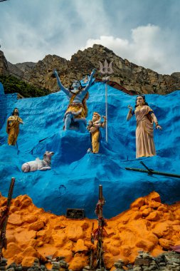 20 Mayıs 2025, Uttarakhand Hindistan. Gangotri Dham 'daki Lord Shiva ve ailesinin ilahi putları, kutsal Ganj' ın kökenini gösteren saygı duyulan bir Hindu tapınağı..