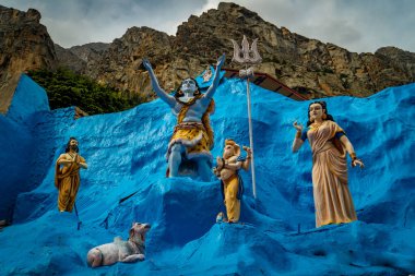 20 Mayıs 2025, Uttarakhand Hindistan. Gangotri Dham 'daki Lord Shiva ve ailesinin ilahi putları, kutsal Ganj' ın kökenini gösteren saygı duyulan bir Hindu tapınağı..