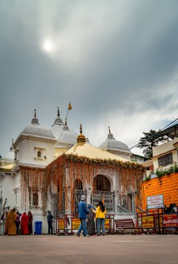 20 Mayıs 2025, Uttarakhand Hindistan. Dindarlar, Himalayalar 'daki saygı duyulan bir Hindu tapınağı olan Gangotri Dham' da kutsal Ganj 'ın kökenini işaretlemek için toplandılar..