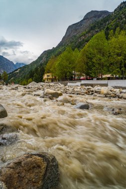 20 Mayıs 2025, Uttarakhand Hindistan. Güçlü Bhagirathi Nehri, Gangotri Dham 'ın kutsal kaynağı Himalaya Vadisi' nden akıyor..