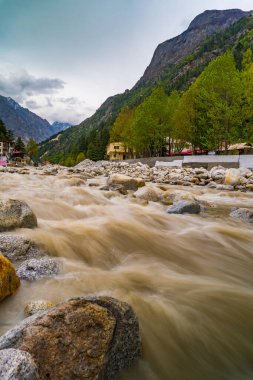 20 Mayıs 2025, Uttarakhand Hindistan. Güçlü Bhagirathi Nehri, Gangotri Dham 'ın kutsal kaynağı Himalaya Vadisi' nden akıyor..