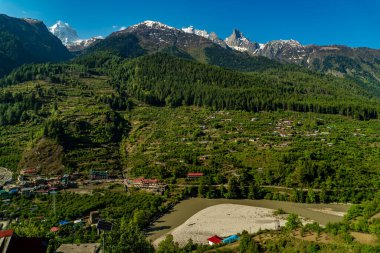 Uttarkashi, Uttarakhand 'deki Harsil Vadisi kasabasının şaşırtıcı hava manzarası Himalayalar' da Bhagirathi Nehri boyunca uzanır..