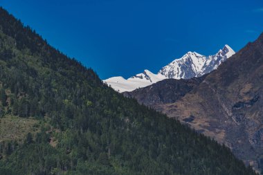 Harsil Vadisi, Bhagirathi Nehri, Gangontri Buzulu, Mt. Srikantha, Harsil ve Bandarpoonch Boynuzları. Uttarkashi Hindistan.