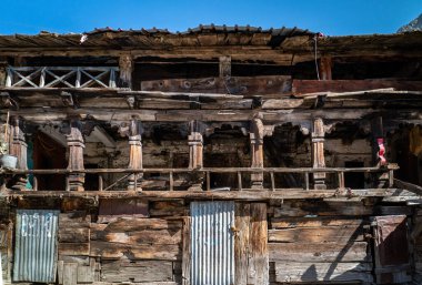 Harsil Vadisi, Uttarakhand, Mukhba Köyü 'ndeki tarihi ahşap yapılar Himalaya işçiliğini sergiliyor. Hindistan