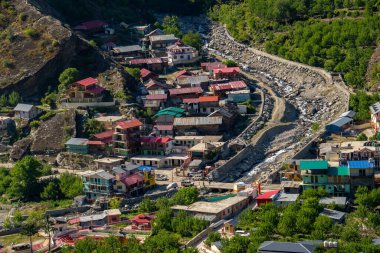 Uttarkashi, Uttarakhand 'deki Harsil Vadisi kasabasının şaşırtıcı hava manzarası Himalayalar' da Bhagirathi Nehri boyunca uzanır..