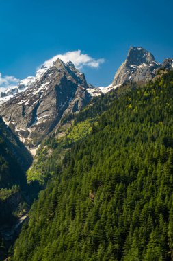 Harsil 'in Karlı Majestic Boynuzu, Harsil Vadisi, Uttarkashi' de hayvan boynuzlarını andıran ikiz zirveler, 4,800 m & 5,300 m 'ye yükseliyor. Uttarkashi. Hindistan