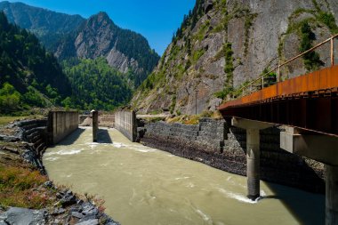 Uttarkashi, Hindistan 'da Bhagirathi Nehri üzerinde 600 MW' lık bir hidroelektrik santrali projesi durduruldu..