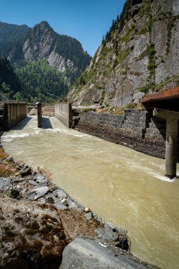 Uttarkashi, Hindistan 'da Bhagirathi Nehri üzerinde 600 MW' lık bir hidroelektrik santrali projesi durduruldu..