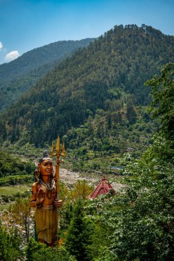 Himalaya bölgesindeki Lord Shiva 'nın heykeli kutsal Bhagirathi Nehri' nin üzerinde duruyor. Ganj nehri..