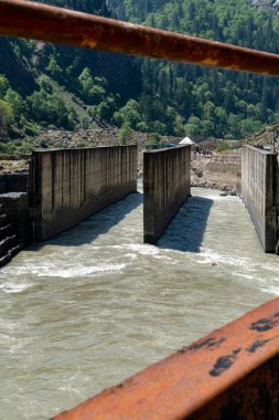 Uttarkashi, Hindistan 'da Bhagirathi Nehri üzerinde 600 MW' lık bir hidroelektrik santrali projesi durduruldu..