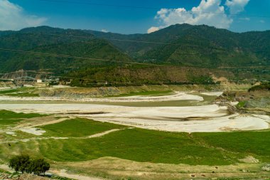Chinyalisaur 'daki yapay Tehri Gölü rezervuarı, Uttarakhand, düşük yaz yağmuru nedeniyle kurumuş, çorak toprakları ortaya çıkarıyor..