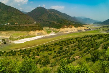 Chinyalisaur 'daki yapay Tehri Gölü rezervuarı, Uttarakhand, düşük yaz yağmuru nedeniyle kurumuş, çorak toprakları ortaya çıkarıyor..