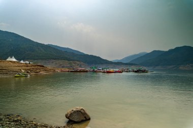 20 Mayıs Tahri Gölü, Uttarakhand Hindistan. Tehri Gölü, Hindistan 'da yüksek hızlı su sporları jet ski, tekne gezisi, deniz paraşütü ve macera aktiviteleriyle.