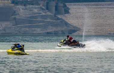 20 Mayıs Tehri Gölü Uttarakhand Hindistan. Tahri Gölü, Hindistan 'da yüksek hızlı su sporları, jet ski, kayak, paraşüt ve macera aktiviteleri ile.