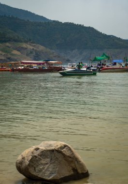 20 Mayıs Tahri Gölü, Uttarakhand Hindistan. Tehri Gölü, Hindistan 'da yüksek hızlı su sporları jet ski, tekne gezisi, deniz paraşütü ve macera aktiviteleriyle.