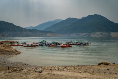 20 Mayıs Tahri Gölü, Uttarakhand Hindistan. Tehri Gölü, Hindistan 'da yüksek hızlı su sporları jet ski, tekne gezisi, deniz paraşütü ve macera aktiviteleriyle.