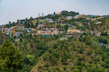 20 Mayıs Chamba Köyü Uttarakhand Hindistan. Uttarakhand 'da sakin bir tepe istasyonu olan Chamba Köyü' nün çarpıcı hava manzarası, Himalaya manzaralarıyla çevrili..