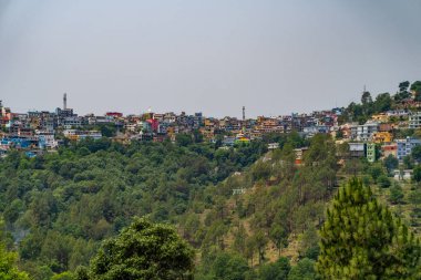 20 Mayıs Chamba Köyü Uttarakhand Hindistan. Uttarakhand 'da sakin bir tepe istasyonu olan Chamba Köyü' nün çarpıcı hava manzarası, Himalaya manzaralarıyla çevrili..