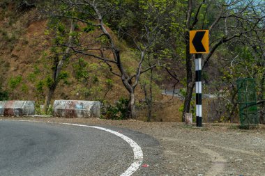 Uttarakhand, Dehradun 'da bir orman yolu, kentsel genişleme ve kaynak talepleri nedeniyle orman örtüsünün azaltıldığını gösteriyor.