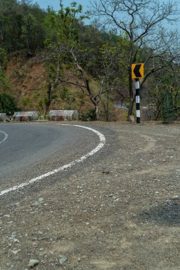 Uttarakhand, Dehradun 'da bir orman yolu, kentsel genişleme ve kaynak talepleri nedeniyle orman örtüsünün azaltıldığını gösteriyor.